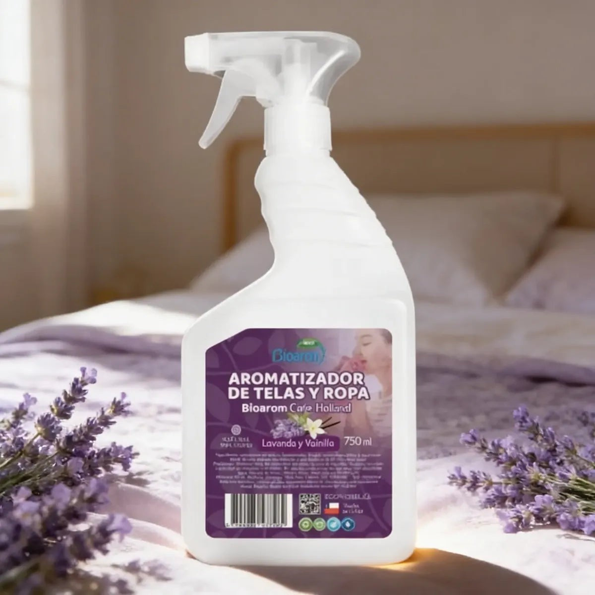 Trini Vital Store aromatizador de telas Calm Natural con aroma a lavanda y vainilla en envase de 750 ml sobre cama