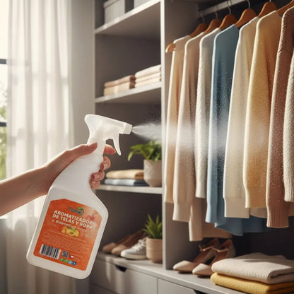 Aromatizador de telas y ropa Fruit Natural de Trini Vital Store rociando fragancia cítrica sobre prendas en un armario.
