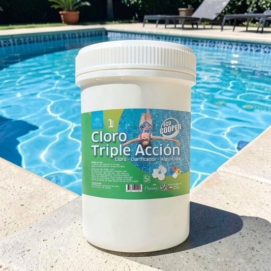 Envase de 1 kg de Cloro Triple Acción EcoCooper de Trini Vital Store junto a una piscina para mantenimiento de agua.