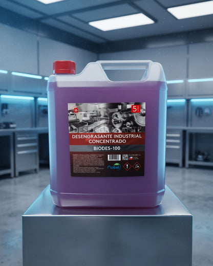 Envase de 5 litros de desengrasante industrial concentrado BIODES-100 de Trini Vital Store en un taller mecánico.