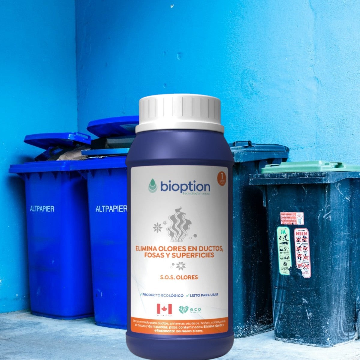 Eliminador de olores biológico Trini Vital Store en botella de 1 litro frente a contenedores de basura azules