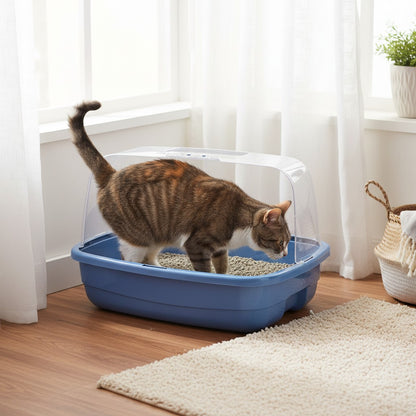 Gato atigrado usando un arenero azul con tapa en un hogar limpio, producto de Trini Vital Store para eliminar olores.