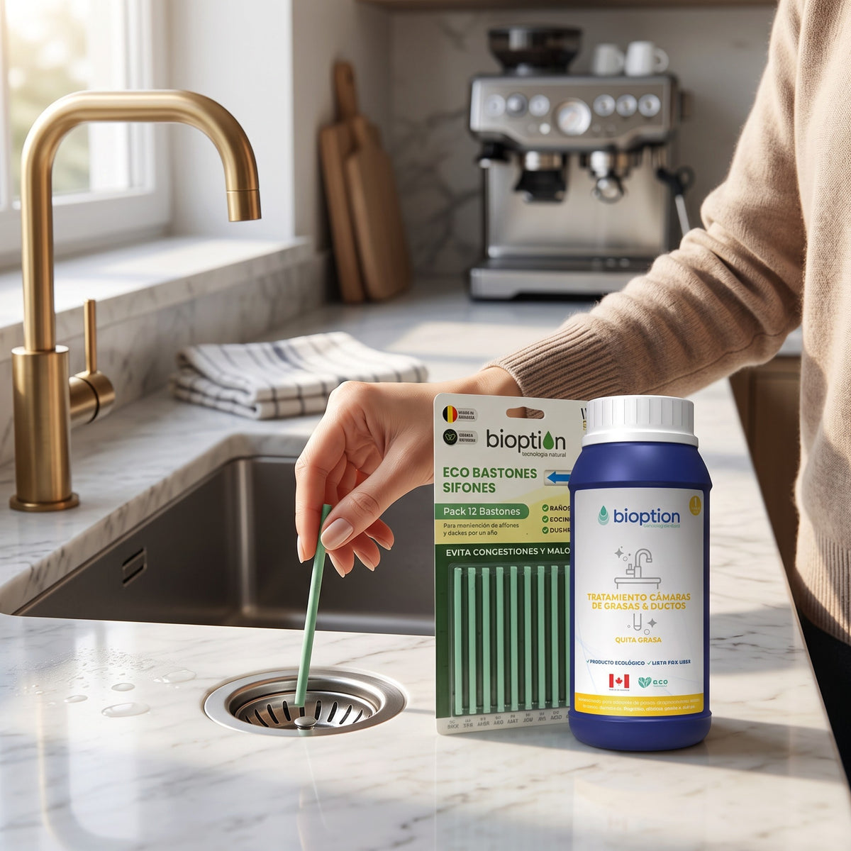 Trini Vital Store kit de limpieza ecológica con ecobastones y tratamiento líquido para desagües en cocina moderna.