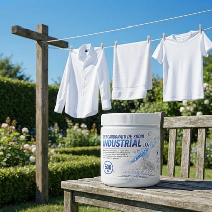 Envase de 500g de Percarbonato de Sodio Industrial de Trini Vital Store sobre banco de madera con ropa blanca al sol