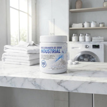 Percarbonato de Sodio Industrial de Trini Vital Store en envase de 500g sobre encimera de cocina junto a ropa blanca.