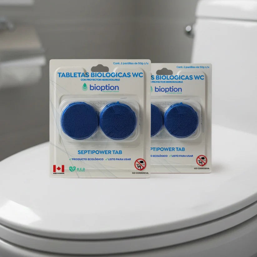 Dos paquetes de tabletas biológicas azules para inodoro Trini Vital Store sobre la tapa de un WC blanco.