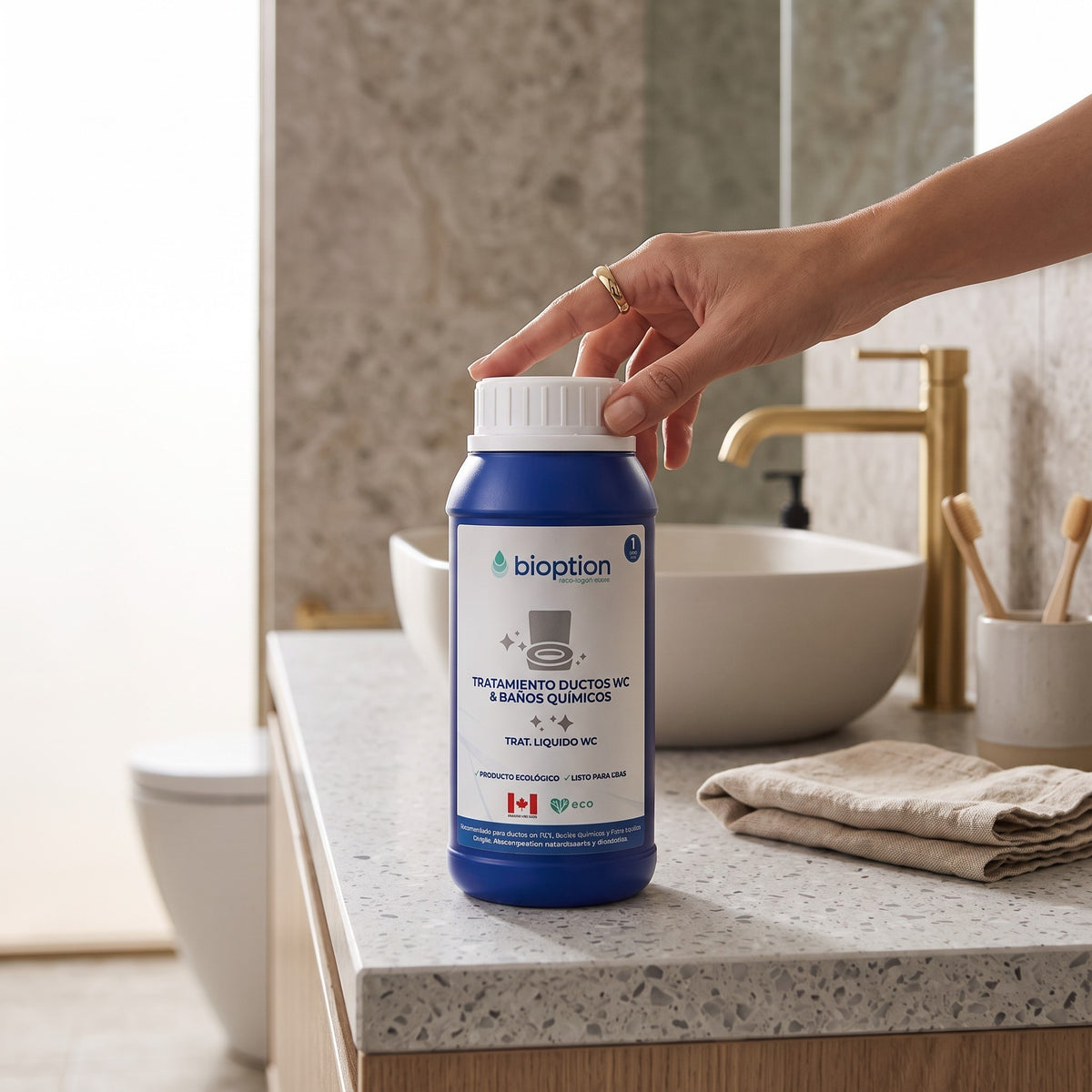 Trini Vital Store Bioption tratamiento liquido para ductos de WC y banos quimicos en envase de 1 litro sobre lavabo