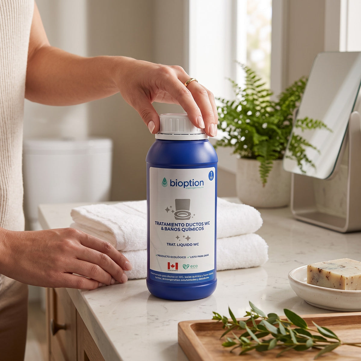 Trini Vital Store Bioption tratamiento líquido para WC y baños químicos en botella de 1 litro sobre encimera de baño